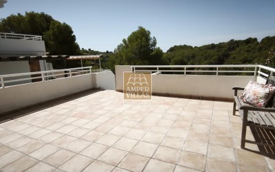 Beautiful, fully refurbished apartment with spacious terraces.